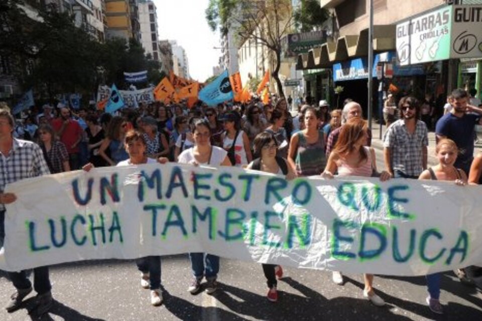 Docentes universitarios protestan en Plaza De Mayo