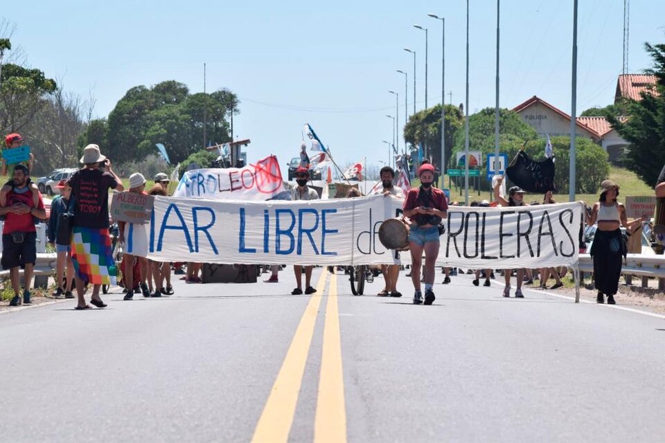 Explotación petrolera en Mar del Plata: asambleístas se manifestaron frente a la residencia presidencial de Chapadmalal
