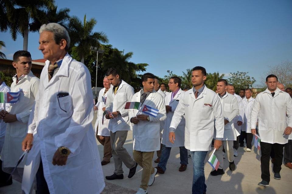 Denuncian presiones para obstaculizar la llegada de médicos cubanos