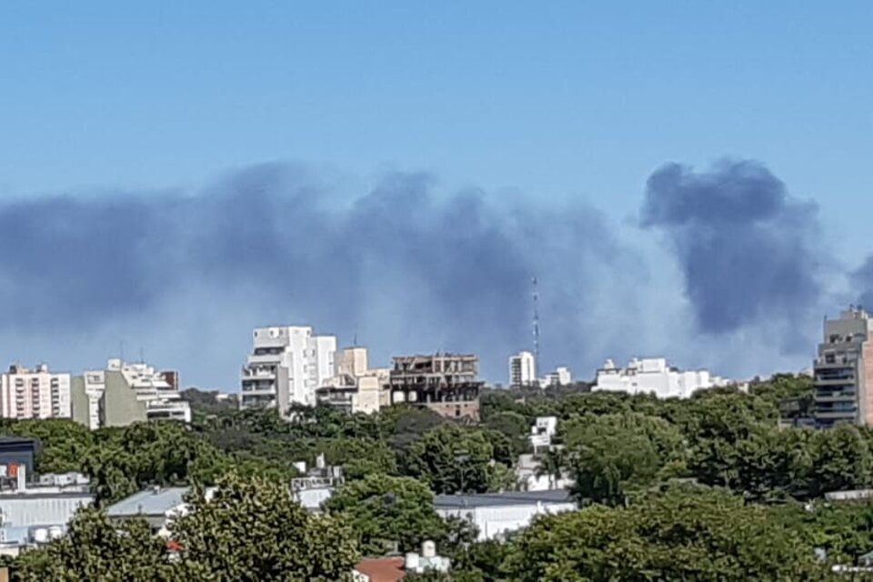 Feroz incendio en una fábrica de pinturas en Loma Hermosa: evacuaron a los vecinos y hay temor por explosiones