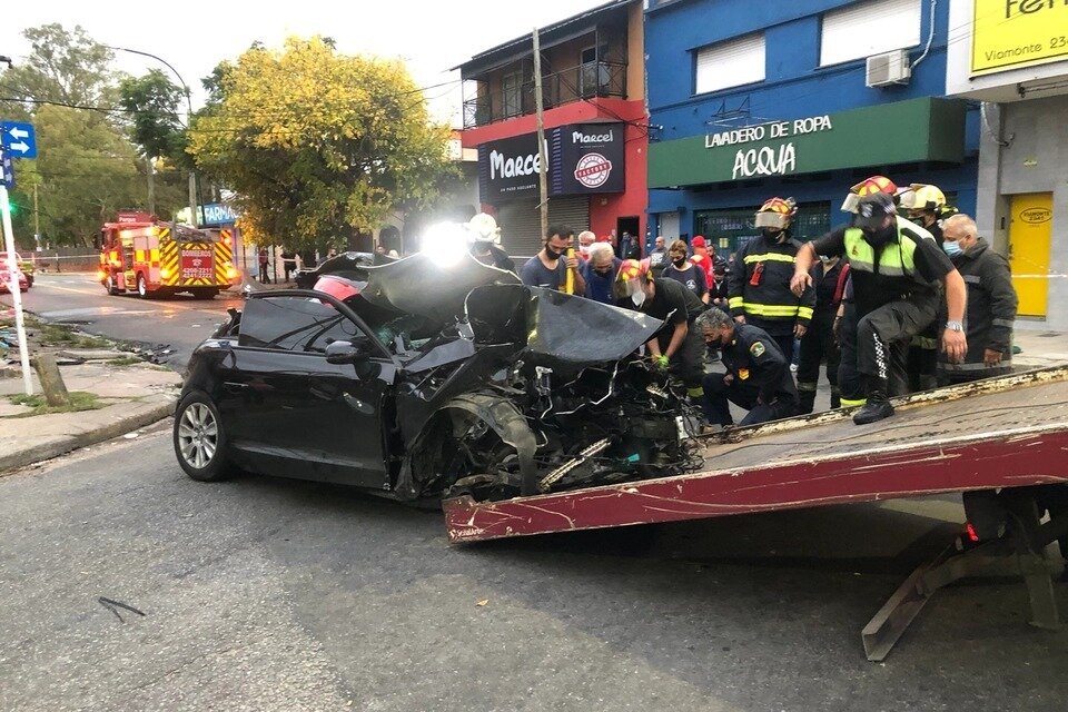 Fatal accidente en Lanús: murieron dos hermanas al chocar el Audi en el que circulaban