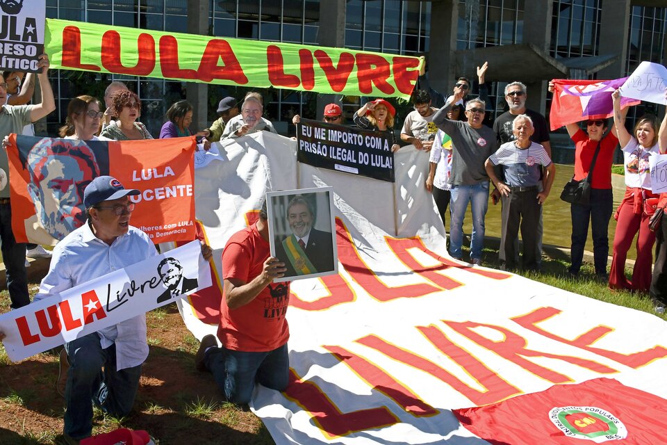 Vigilia cada día de los seguidores de Lula pidiendo por su liberación.  (Fuente: AFP)