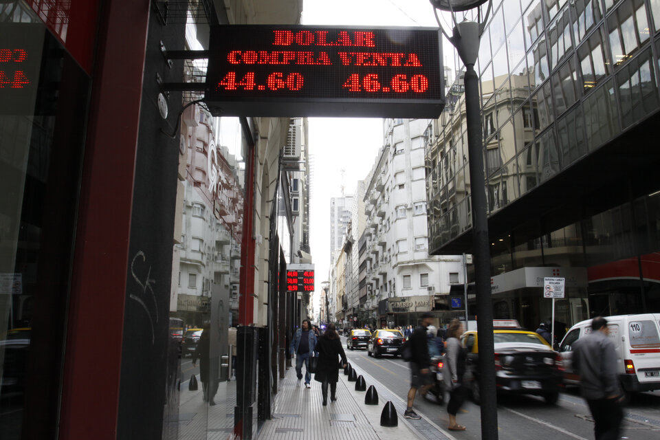 Para frenar al dólar, el Banco Central subió la tasa de las Leliq a 63,28 por ciento.