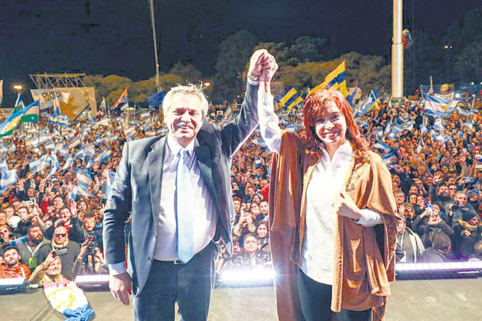 La fórmula del Frente de Todos, Fernández-Fernández, en el cierre de campaña que se realizó en la provincia de Santa Fe. (Fuente: NA)