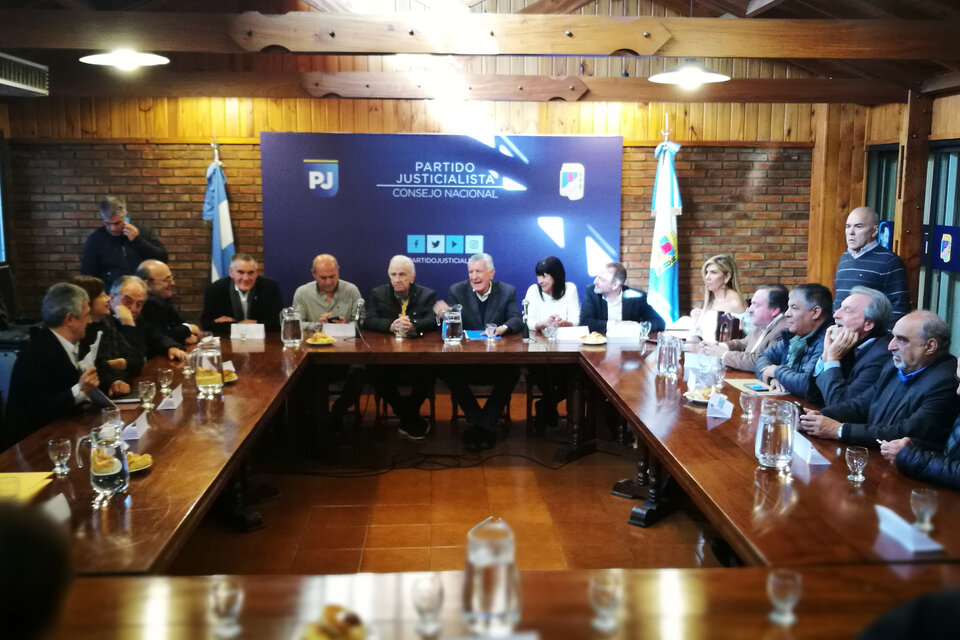 José Luis Gioja encabezó la reunión con más de una decena de referentes de distintos partidos políticos. (Fuente: Prensa PJ)