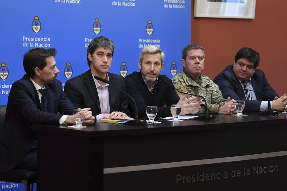 Rogelio Frigerio y Adrián Pérez, durante una conferencia de prensa en Casa Rosada realizada ayer. 