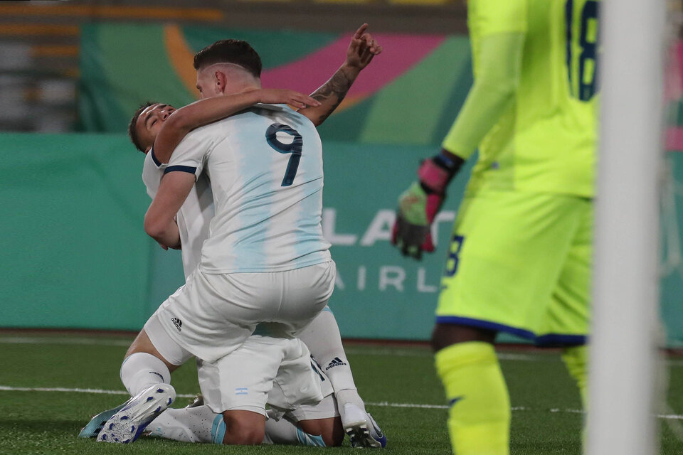 Gaich abraza a Valenzuela para festejar uno de los goles.