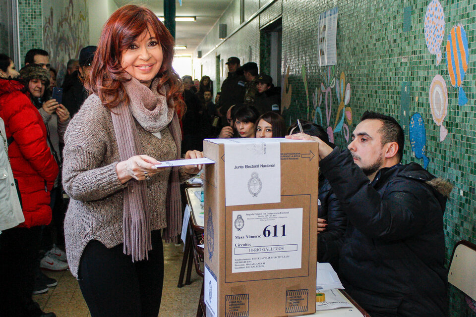 CFK al momento de llegar a su lugar de votación.  (Fuente: Captura de pantalla)