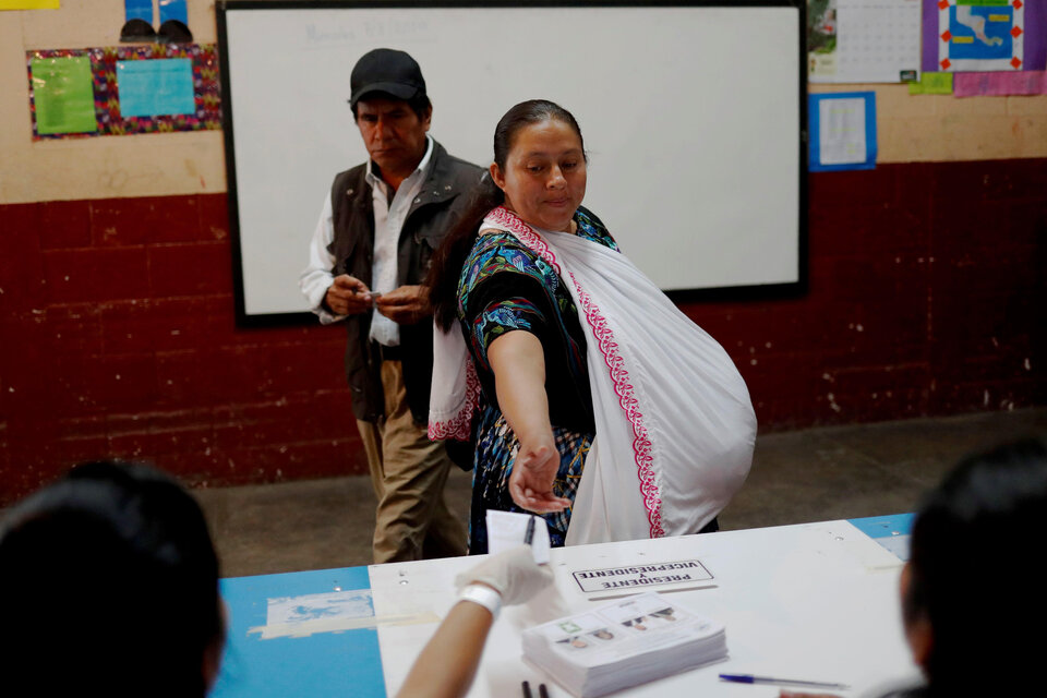 Los guatemaltecos debían elegir entre un candidato de derecha y su rival socialdemócrata.  (Fuente: EFE)
