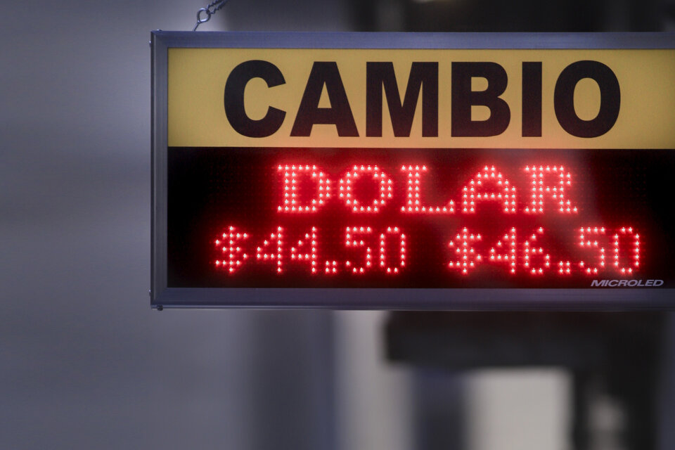 El dólar cerró el viernes a 46,55 pesos en promedio. 