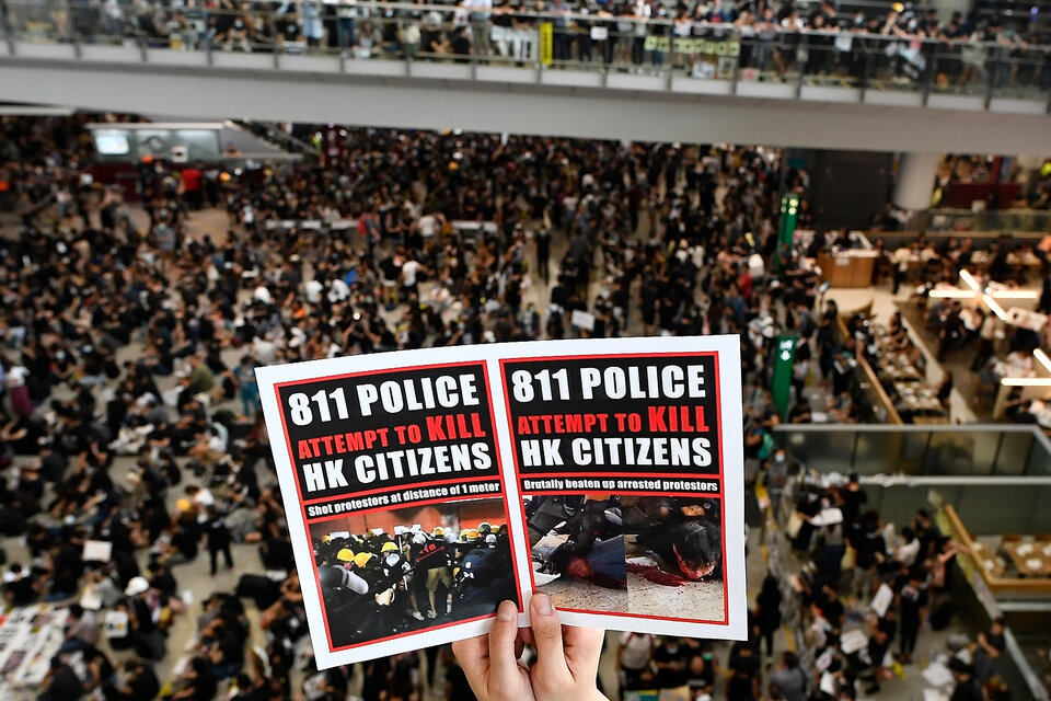 "La policía intenta matar a los ciudadanos de Hong Kong", dice el cartel.  (Fuente: AFP)