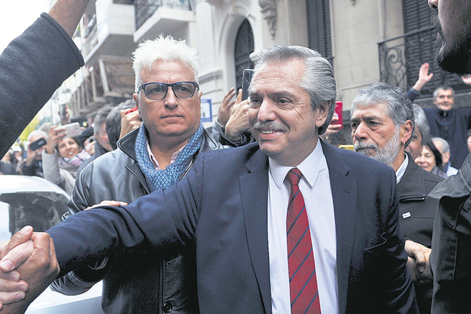 Alberto Fernández saluda a la gente que lo esperaba a la salida del Instituto Patria, un día después del triunfo electoral. (Fuente: Télam)