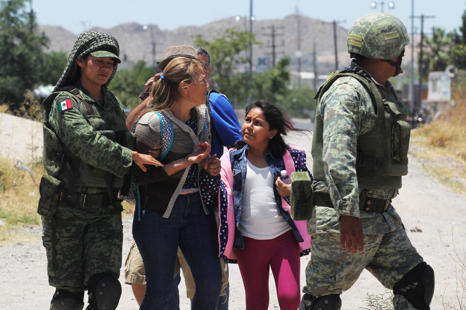 La Guardia Nacional detuvo a migrantes tratando de cruzar el Río Bravo, en Ciudad Juárez.  (Fuente: AFP)