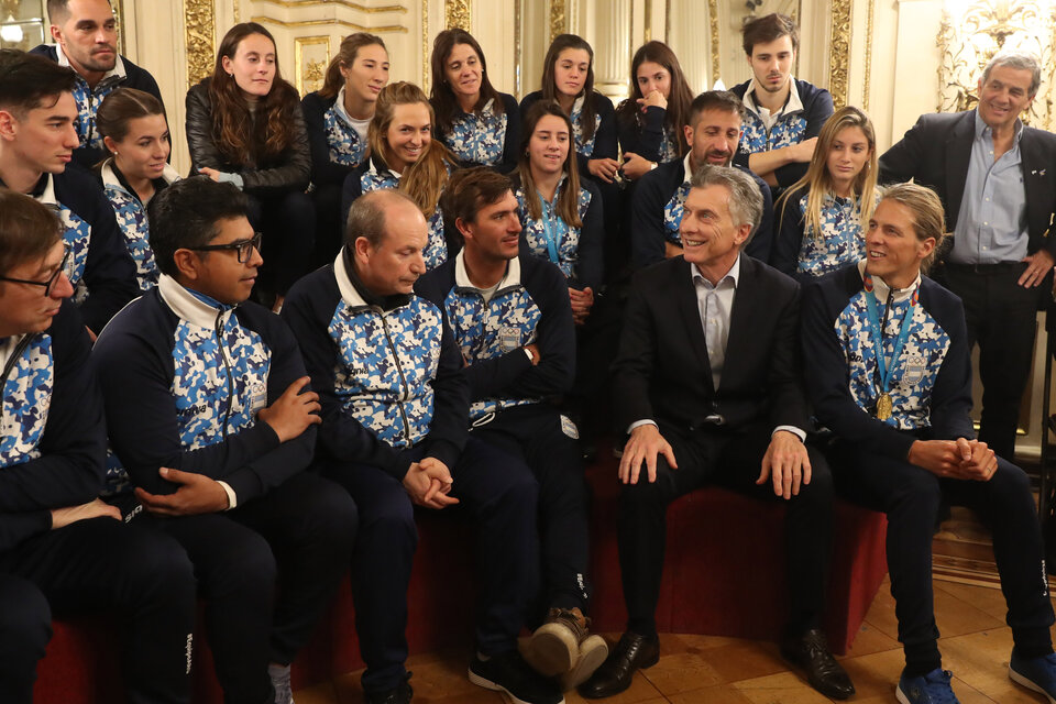 Mauricio Macri se mostró ayer con los deportistas que participaron de los Panamericanos. (Fuente: Télam)