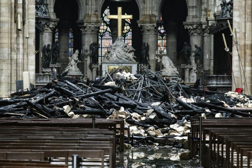Los restos de la cúpula caídos dentro de la mítica catedral de Notre Dame tras el incendio. (Fuente: AFP)