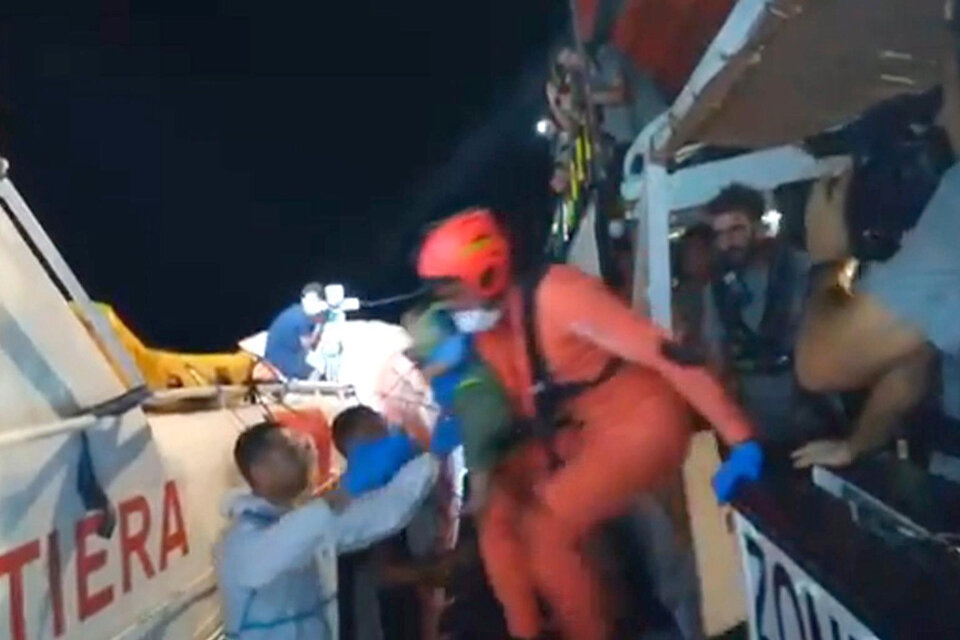  Malta solo aceptó recibir a una parte de la tripulación, los rescatados en su zona de competencia.  (Fuente: EFE)