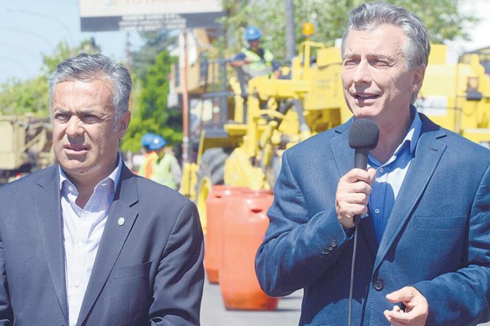 Cornejo con Macri en una de las visitas que hizo el Presidente a Mendoza. (Fuente: Télam)
