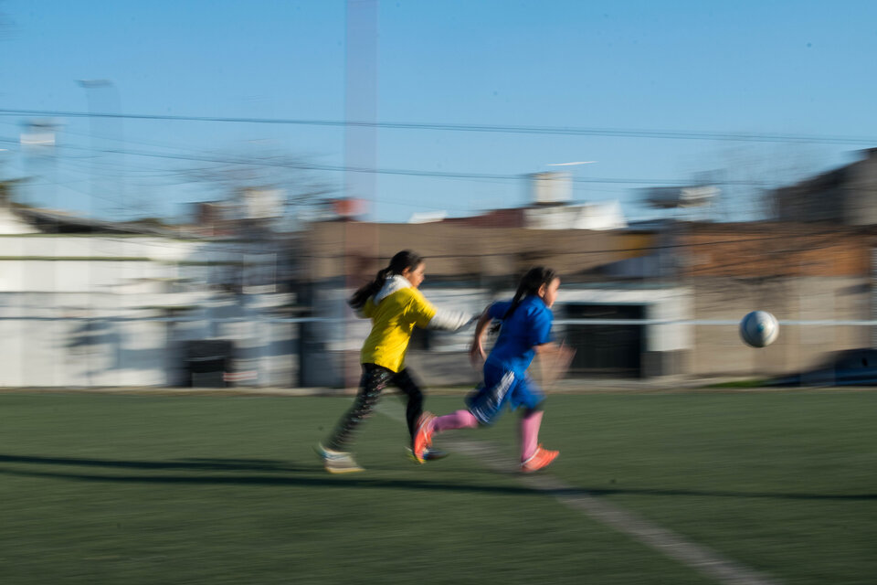 Las chicas de Villa Cildañez corren por la pelota. (Fuente: Santiago Abdala)