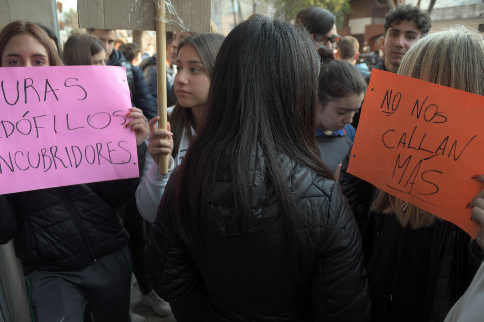 Protesta frente al instituto San José, de Liniers.