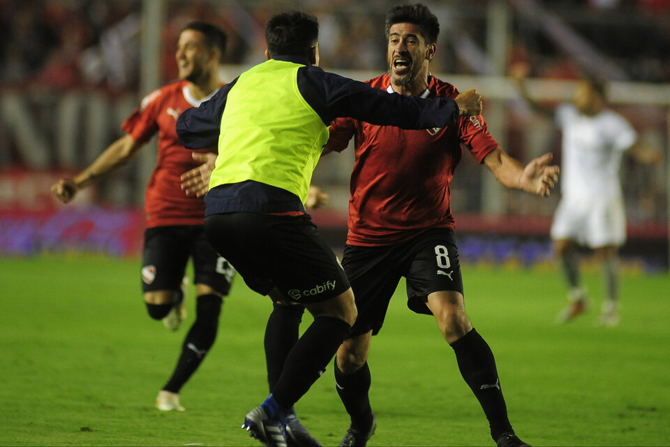 Pablo Pérez festeja uno de los goles. (Fuente: Fotobaires)