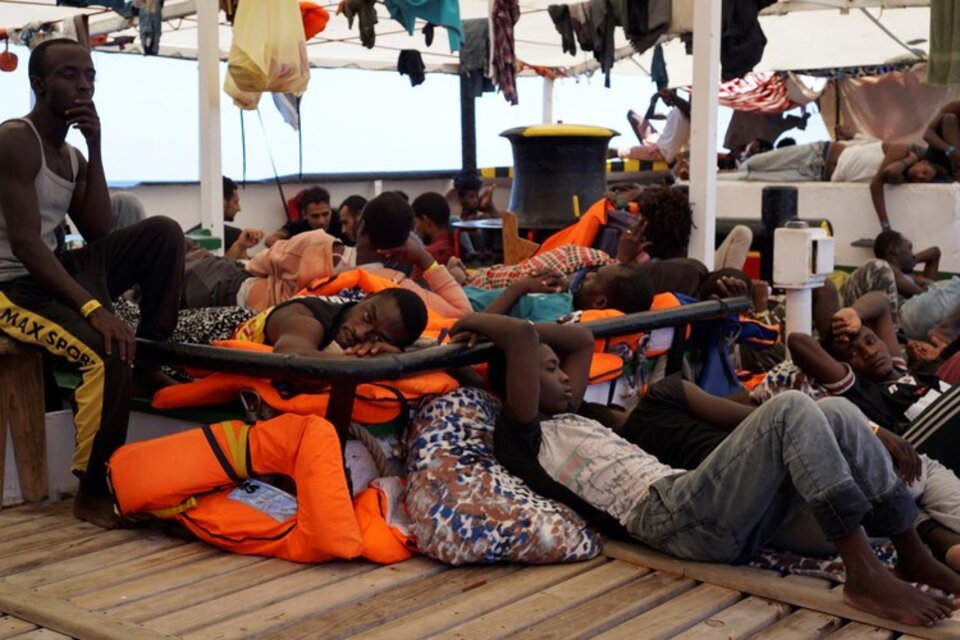 Una imagen de los migrantes a bordo del Open Arms.  (Fuente: EFE)
