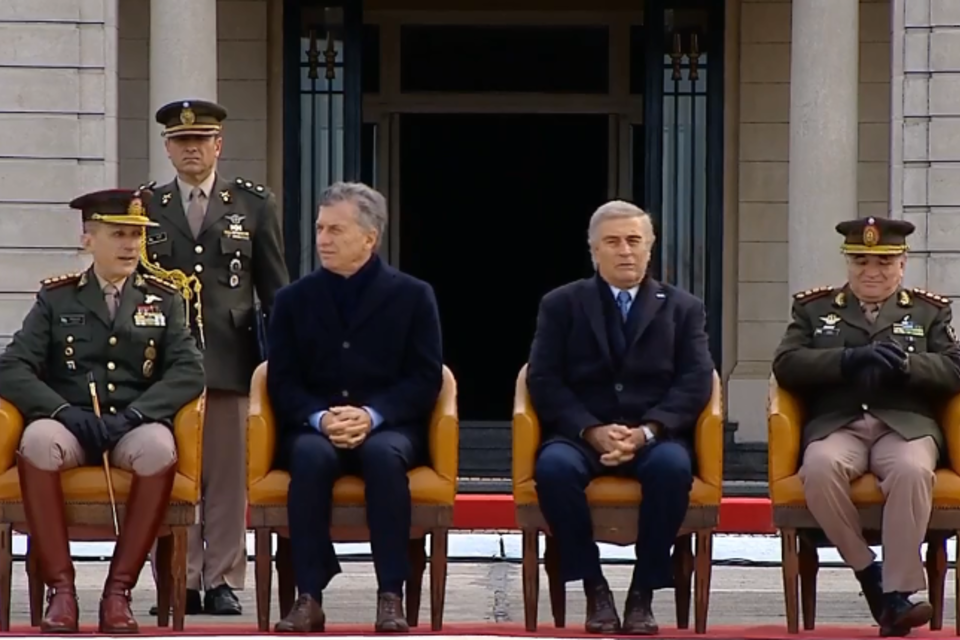El presidente Mauricio Macri y el ministro de Defensa Oscar Aguad, durante el acto por el Día del Ejército.