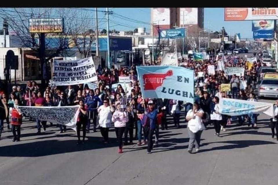 Marcha y ruidazo del sábado en Trelew de estudiantes, familiares y vecinos en apoyo a la lucha docente. (Fuente: Trabajadores en Lucha Chubut)