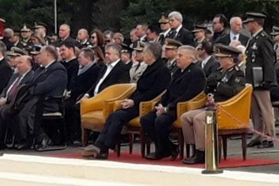 A pocos metros de distancia, Stornelli y Macri durante el acto en el Colegio Militar.