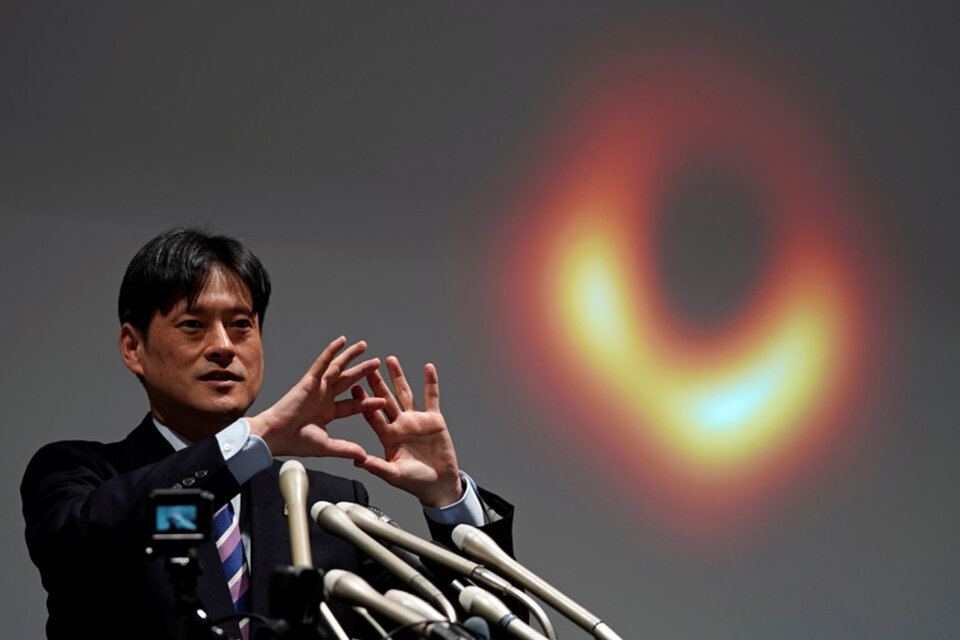 Mareki Homnma, del Observatorio Astronómico Nacional de Japón, presenta la primera imagen de un agujero negro. Foto: EFE