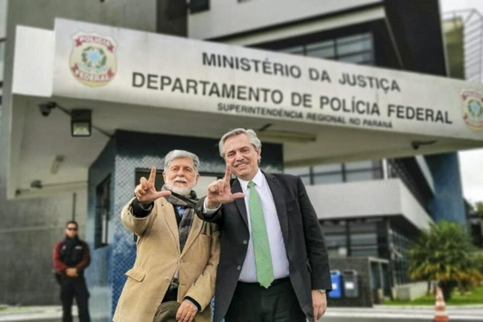Alberto Fernández durante la visita a Lula en julio, junto con el ex ministro brasileño Celso Amorim.