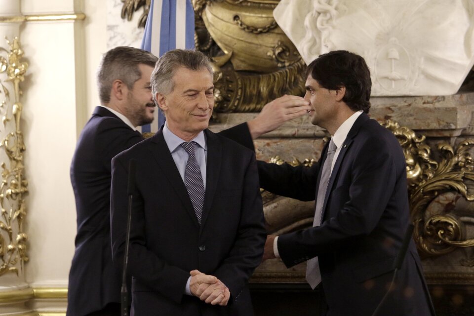 Jura Hernán Lacunza, lo saluda Marcos Peña, Mauricio Macri se frota las manos. (Fuente: Jorge Larrosa)