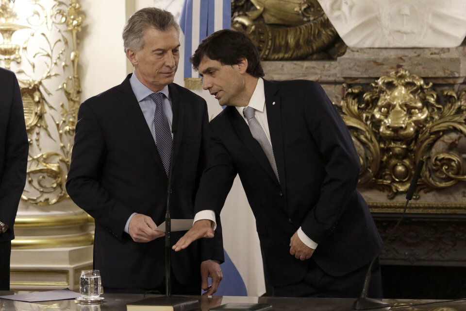 Macri le toma juramento a Lacunza, nuevo ministro de Hacienda. Poco después habló, pero a los mercados. 