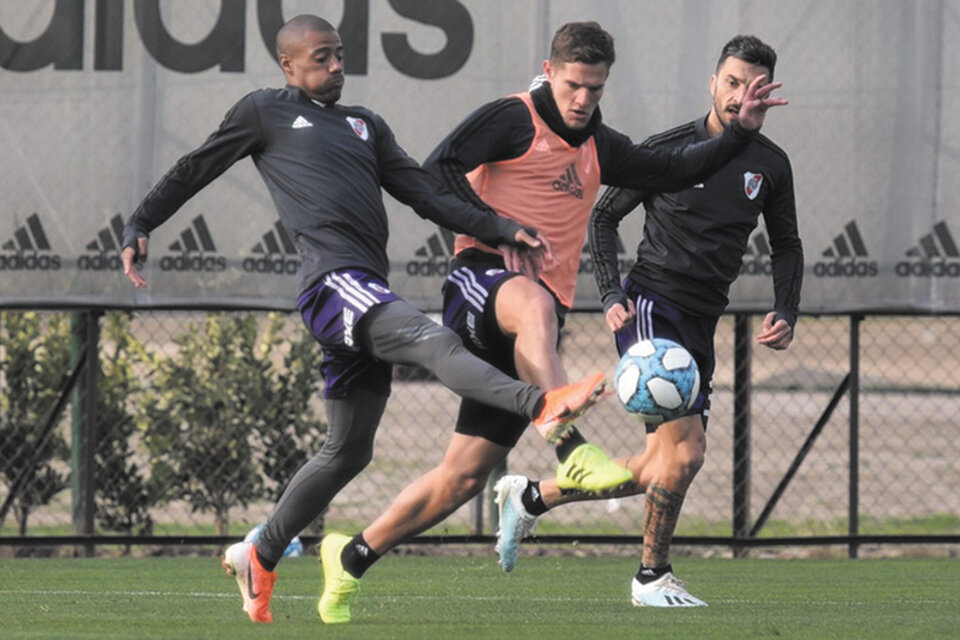 De la Cruz lleva la pelota ante la marca de Zuculini.