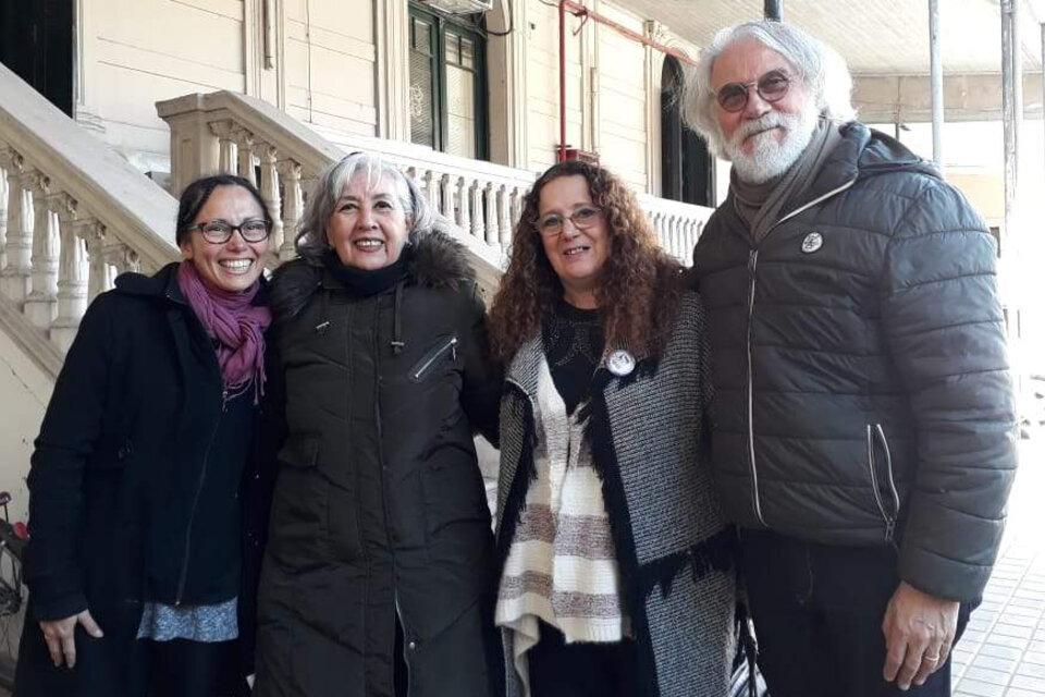 De izquierda a derecha: Gisela Cardozo, Norma Ríos, María Elena Naddeo (copresidentas de APDH) y Eduardo Tavani (secretario de Relaciones Institucionales) al salir de Tribunales en Rosario. (Fuente: APDH)