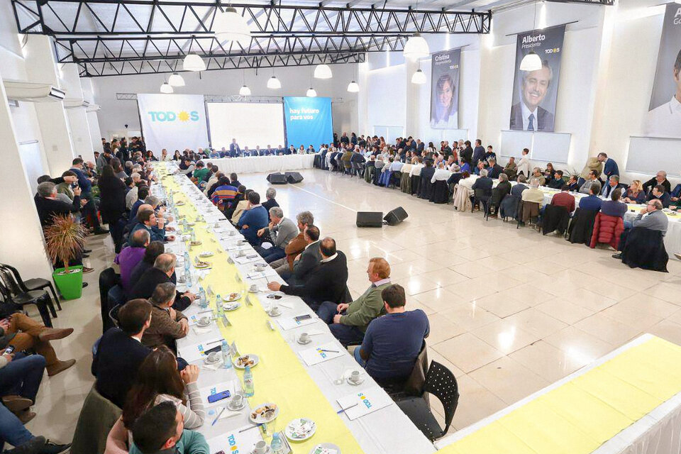 El encuentro se realizó en un polideportivo de Sarandí.