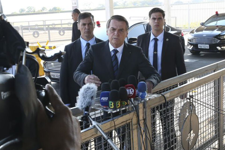 Bolsonaro criticó a los ambientalstas al salir del Palacio de Alvorada en Brasilia. 