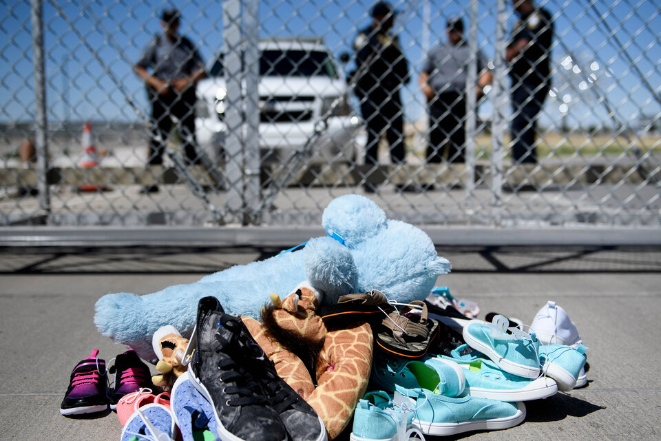 Peluches y zapatitos a modo de protesta en el paso fronterizo de Torniullo, Texas. (Fuente: AFP)