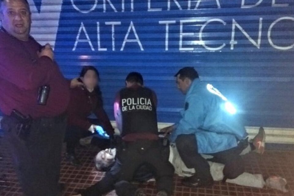 La foto que muestra a Ferrer muerto en la vereda del Coto de San Telmo después de la golpiza.  (Fuente: Nicolás Ramos)