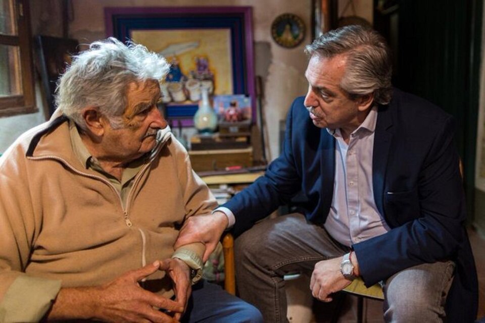 Mujica y Fernández dialogaron en la chacra del ex presidente uruguayo. (Fuente: Twitter Alberto Fernández.)