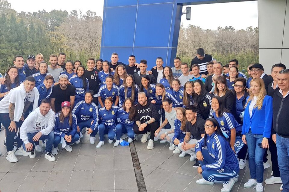 La Selección masculina y la femenina posan en el predio de la AFA en Ezeiza. (Fuente: Twitter Selección Argentina)
