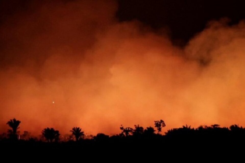 Una imagen impactante del infierno de los incendios en Brasil.  (Fuente: Reuters)