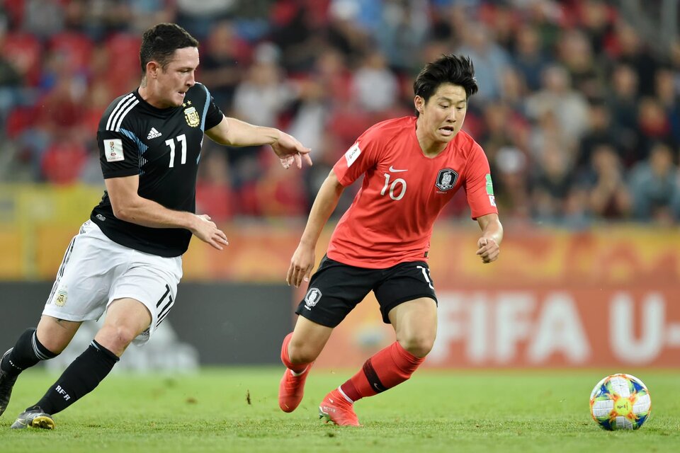 Aníbal Moreno persigue a la gran figura surcoreana, Kang-in Lee, que juega en Valencia. (Fuente: FIFA Sitio Oficial)