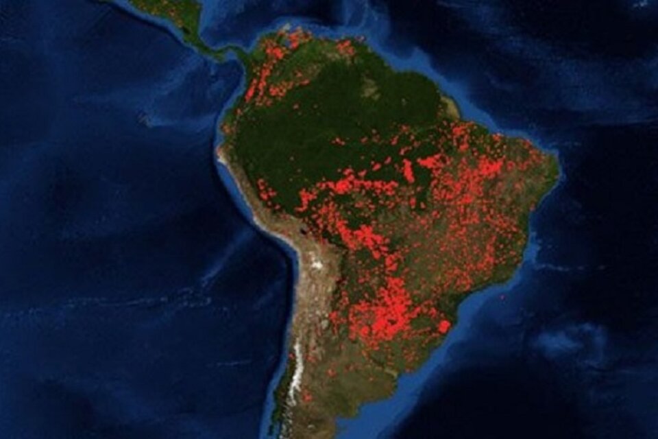 La superficie de Brasil, envuelta en llamas. 
