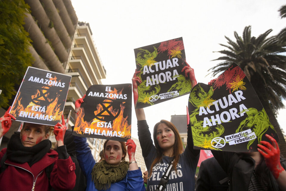 Cientos de personas se expresaron frente a la embajada de Brasil en la Argentina.  (Fuente: Télam)