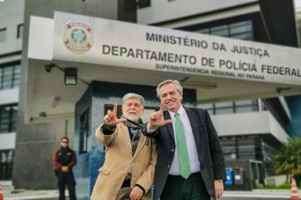 Amorim junto a Alberto Fernández, cuando visitaron a Lula en prisión.  (Fuente: Twitter)