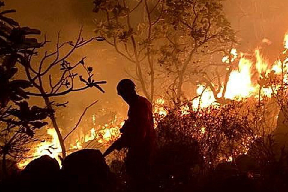 Bolsonaro llamó a 44,000 soldados para que hagan de bomberos. (Fuente: AFP)
