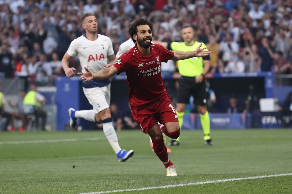 Mohamed Salah festeja el gol que le está dando la Champions League a Liverpool. (Fuente: Twitter UEFA Champions League)