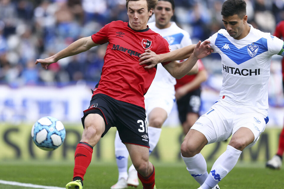 Cacciabue pelea una pelota de mitad de cancha. Newell`s no pudo pararlo a Vélez en el ataque (Fuente: Fotobaires)