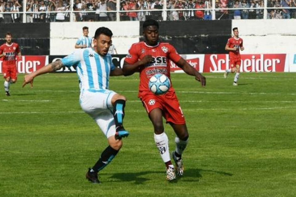 Nery Domínguez, de buen partido, mano a mano con el Trencito Valencia. (Fuente: AFA)