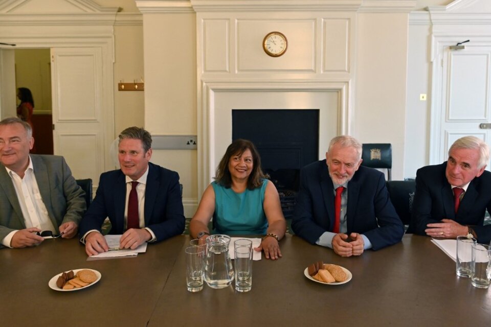 Jeremy Corbyn (segundo a la derecha), acompañado por Nick Brown, el ministro del Brexit, Keir Starmer, la líder d ela Cámara de los Comunes Valerie Vaz, y  John McDonnell, durante la reunión de la jornada en Portcullis House, Londres.  (Fuente: Daniel Leal-Olivas/AFP)